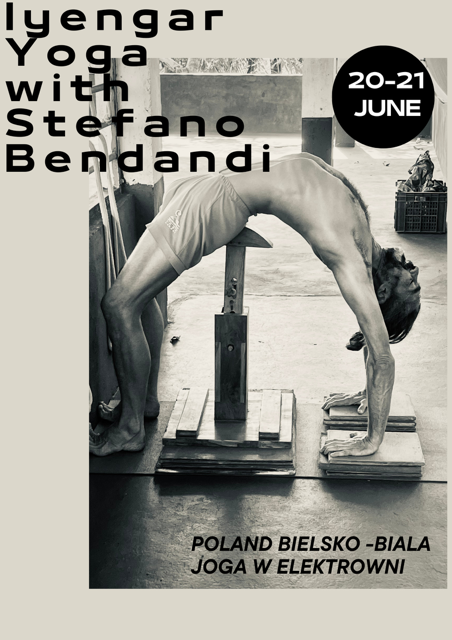 Mężczyzna wykonujący asanę jogi Iyengara na warsztatach z Stefano Bendandi w Bielsku-Białej.